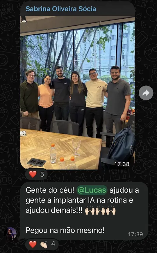 Print do WhatsApp: foto do time da Sabrina Oliveira com o Lucas, e a mensagem dela dizendo que o Lucas ajudou a implantar IA na rotina e pegou na mão mesmo